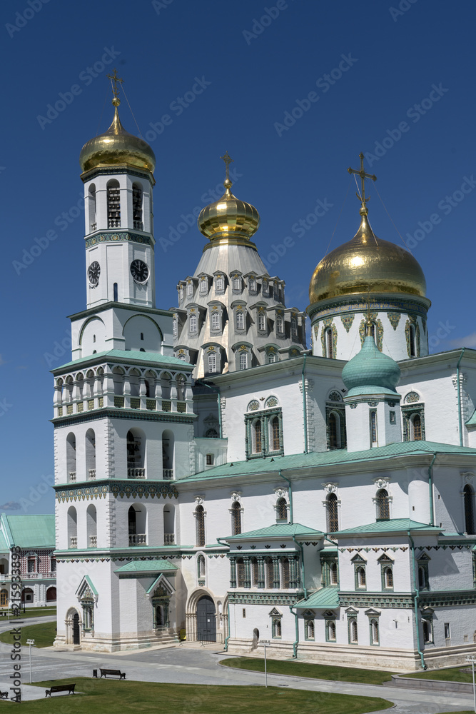 Собор с колокольней Воскресенского Новоиерусалимского монастыря в Истре.