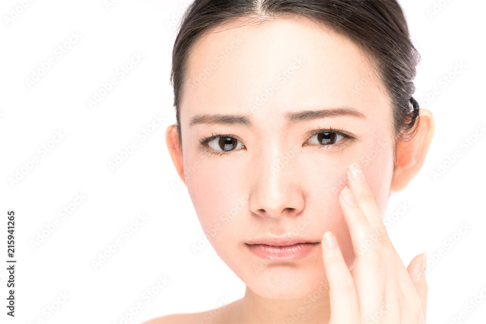 目を気にする女性 目を気にする女性