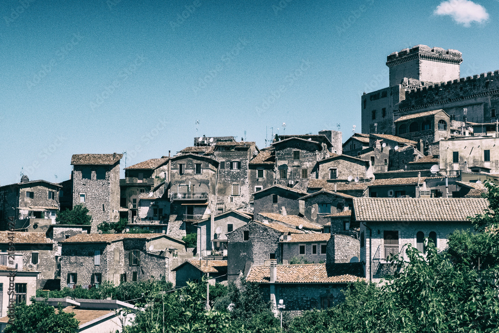 Obraz premium Scenic landscape view of a medieval town with a castle.