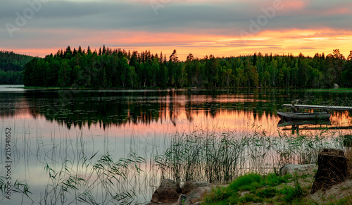 Das Panorama eines schwedischen Sees im Abendlicht des Midsommar im Hälsingland. photo