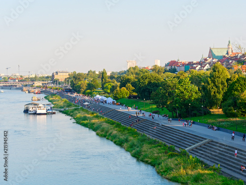 Schilderij op canvas View of the Vistula boulevards in Warsaw and life in the city