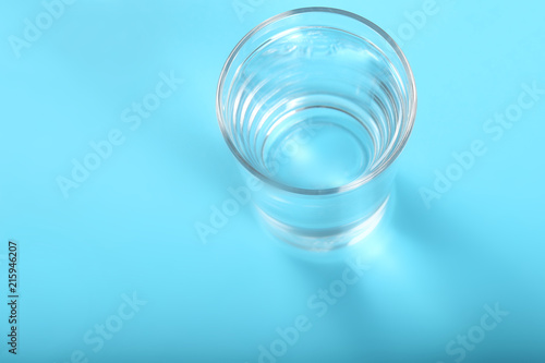 вода чистая в стакане стоит на ярком фоне