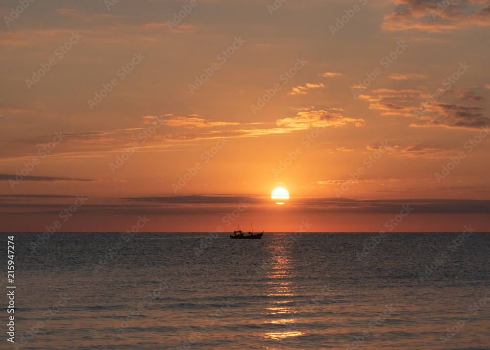 Fischerboot am Strand - Sonnenuntergang