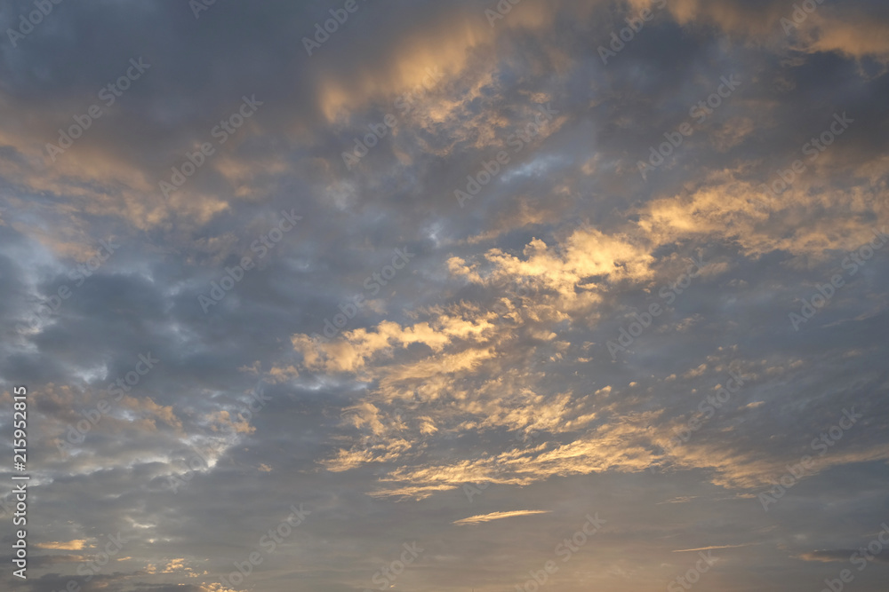 Obraz premium Dramatic cloudy and sunset in blue sky..