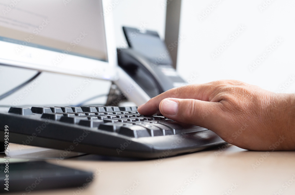 Auf der Tastatur eines Computers wird geschrieben Auf der Tastatur eines Computers wird geschrieben
