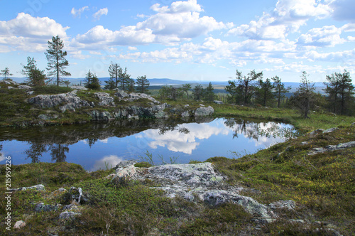 Schilderij op canvas Pond reflections on top of Sarkitunturi fell Lapland
