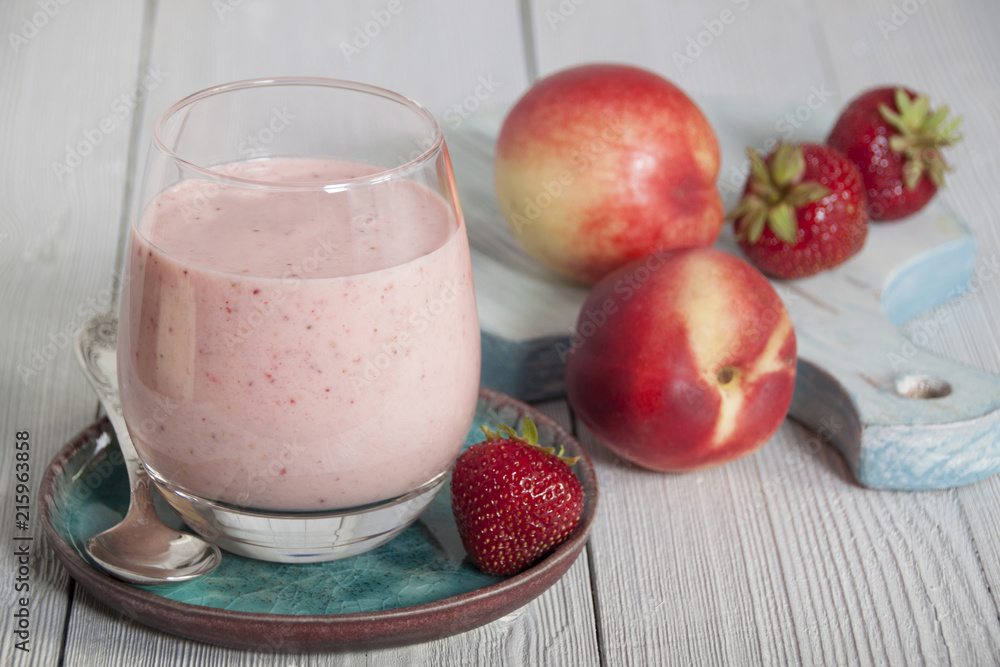Smoothies of strawberry and nectarines with yogurt Smoothies of strawberry and nectarines with yogurt