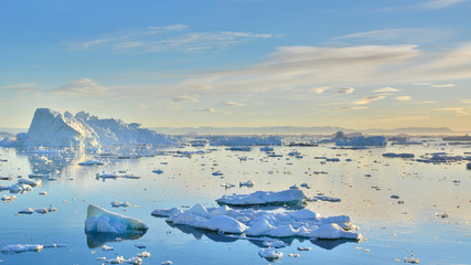 Papier peint photo Arctique Icebergs majestueux d'Ilulissat au Groenland  © Hortigüela
