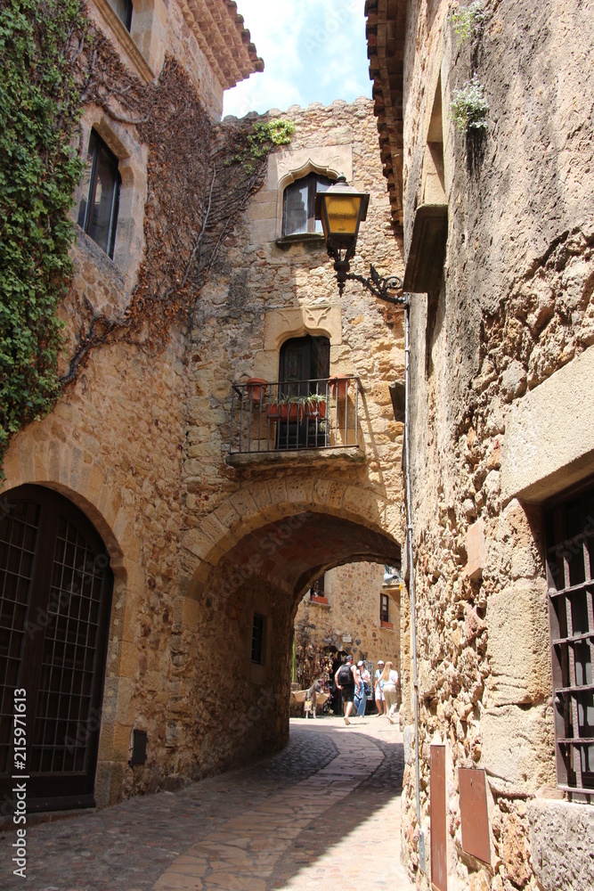 Vieille ville ruelle village médiéval de Pals Espagne Costa Brava sous les arches 3