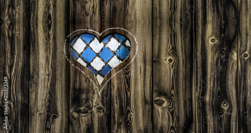 Herz in Holzwand