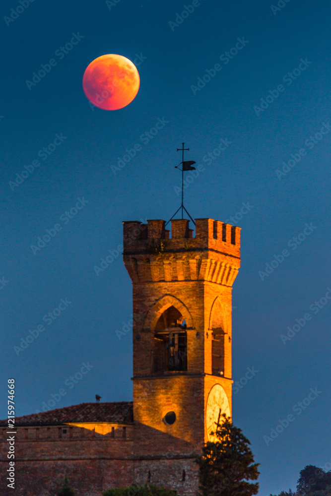 Obraz premium red moon eclipse on clock tower