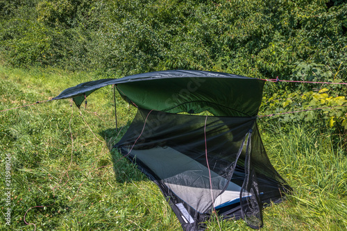 Insektenschutz Ein-Mann-Zelt und Wetterschutz Tarp im Aufbau