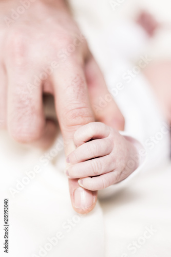 baby hält hand