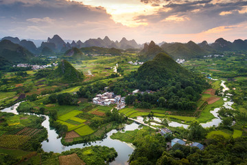 Wandcirkels China Zonsondergang boven karstgebergte in Yangshuo  © creativefamily