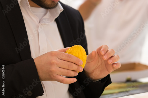 The buyer chooses the citrus - etrog photo