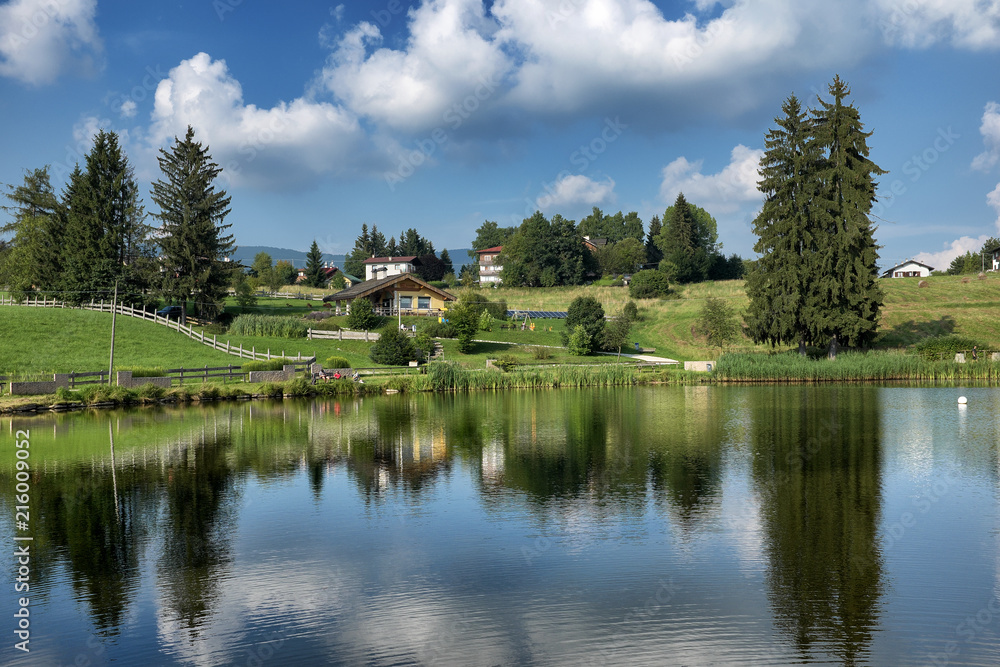 Fototapeta premium Panorama di montagna con lago