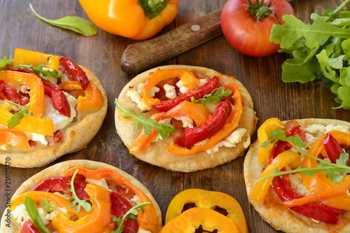 Mini pizza with bell pepper, cottage cheese and herbs