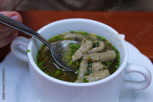 Mann isst Leberspätzlesuppe