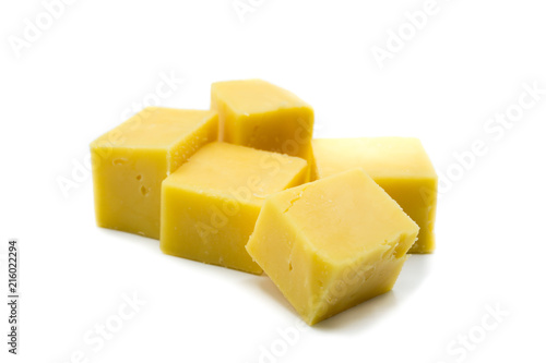 cheddar cheddarkäse käse isoliert freigestellt auf weißen Hintergrund, Freisteller würfel käsewürfel