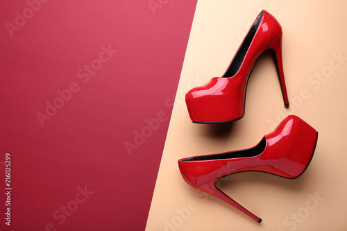 Valokuva Red high heel shoes on colorful background