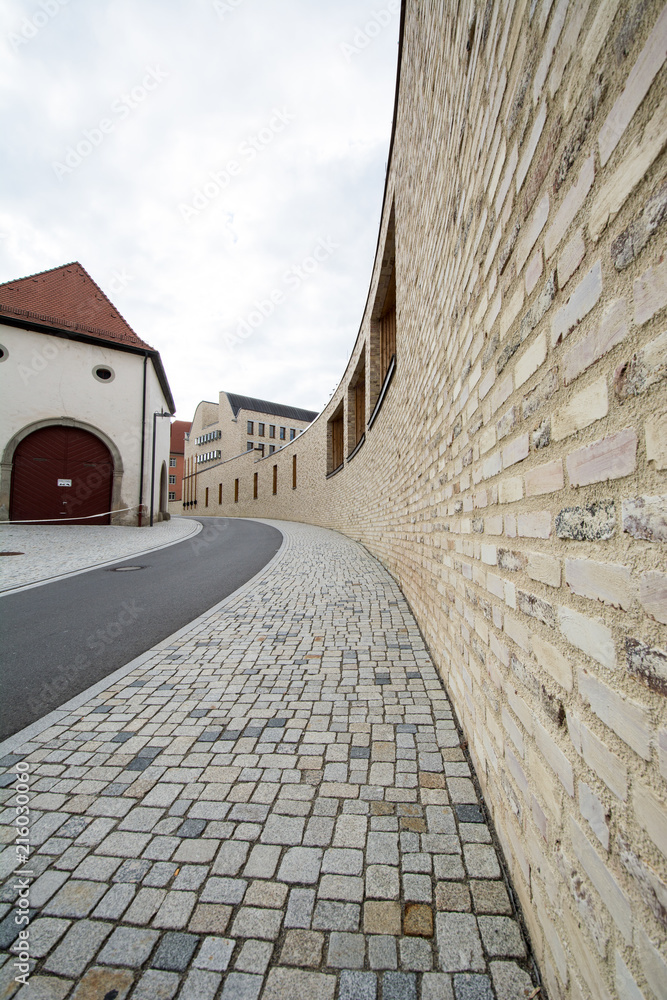 Geschwungene Mauer 1