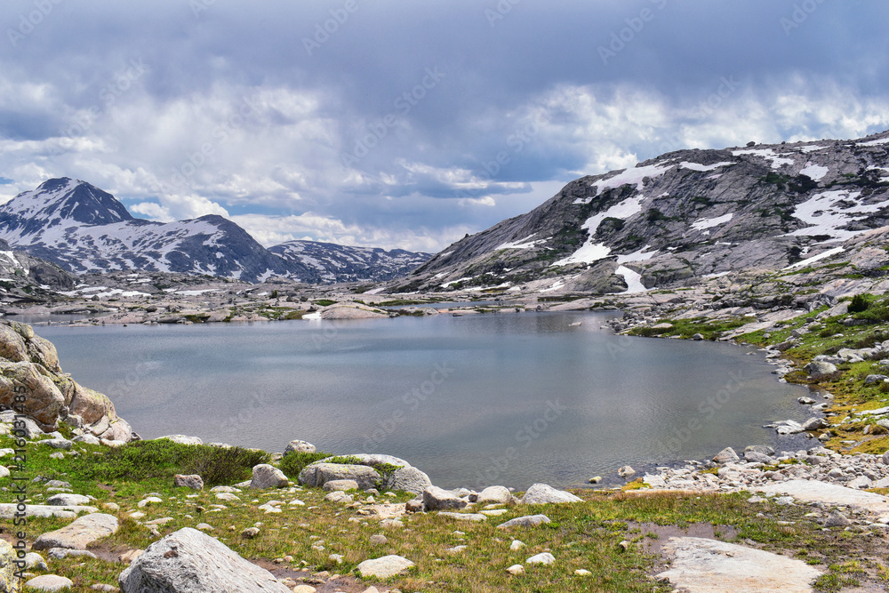 Obraz premium Upper and Lower Jean Lake w Titcomb Basin wzdłuż Wind River Range, Rocky Mountains, Wyoming, widoki ze szlaku turystycznego z plecakiem do Titcomb Basin z Elkhart Park Trailhead, biegnącego obok Hobbs,