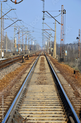 Puste tory kolejowe i infrastruktura kolejowa. © W Korczewski