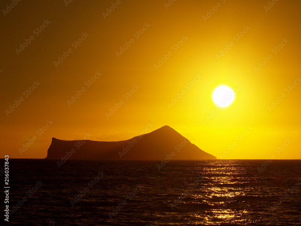 Fototapeta premium Sunrise over Rabbit (Manana) Island in Waimanalo Bay