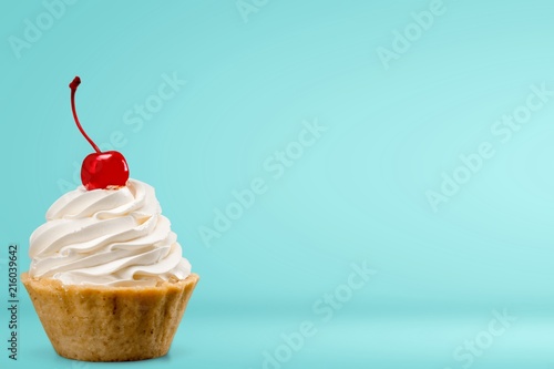 Φωτογραφία Cupcake with whipped cream and cherry