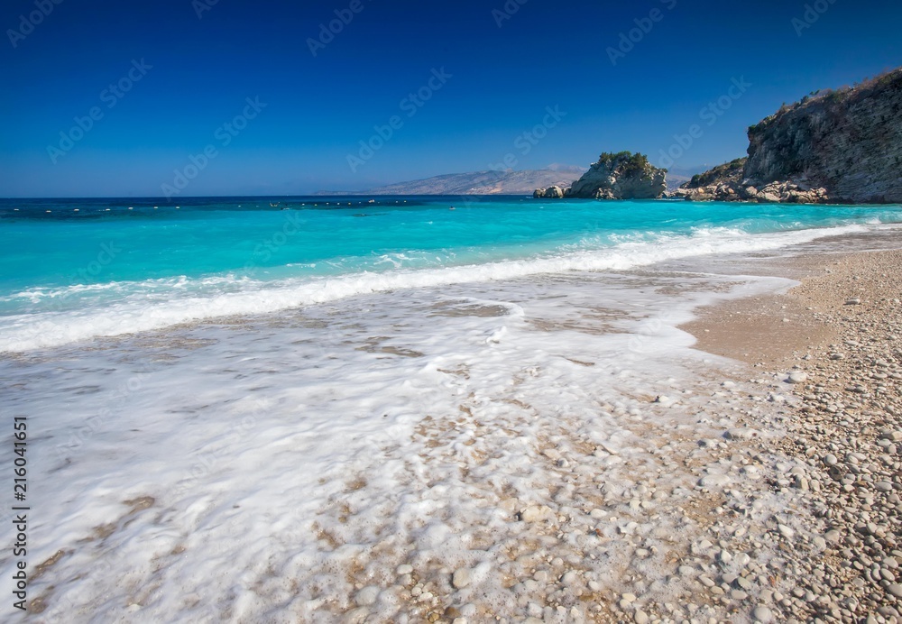 Obraz premium Piękna plaża na wybrzeżu Morza Jońskiego w Albanii, Ksamil, region Saranda.