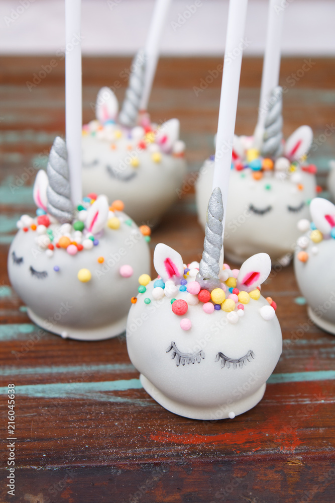 Cake pops con forma de unicornio Stock-Foto | Adobe Stock