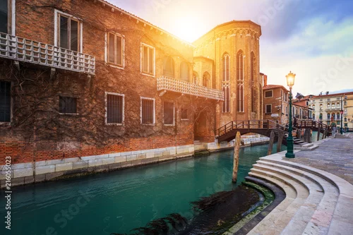 Obraz Uliczny kanał w Wenecja, Włochy. Wąski kanał wśród starych kolorowych cegieł domów w Wenecja, Włochy. Pocztówka z Wenecji
