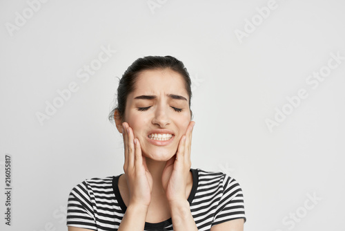 a woman sore teeth