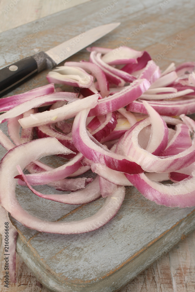 preparing raw onions