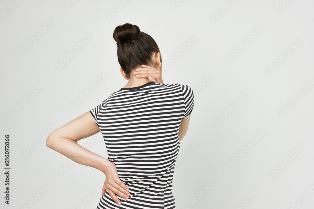 a woman's neck hurts a woman's neck hurts