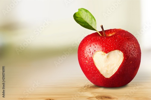 Valokuva Red apple with a heart shaped