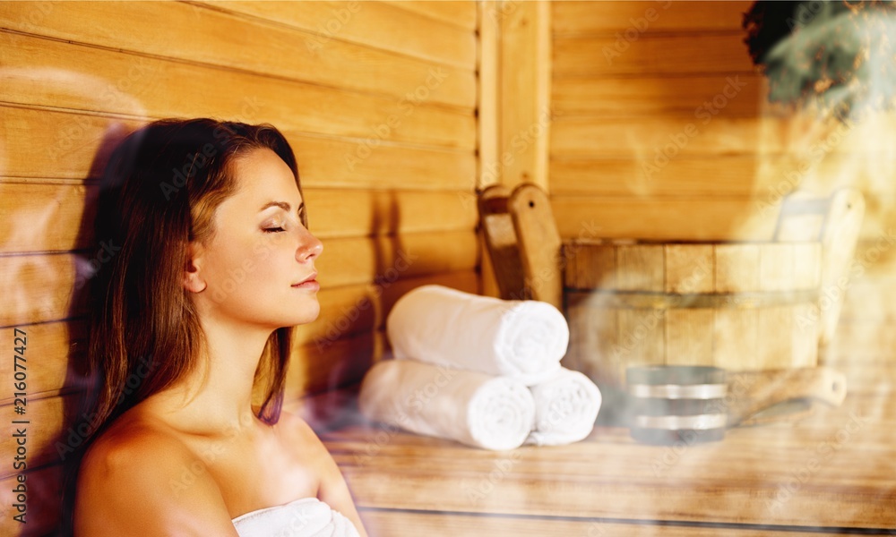 Young woman relaxing in spa - obrazy, fototapety, plakaty 