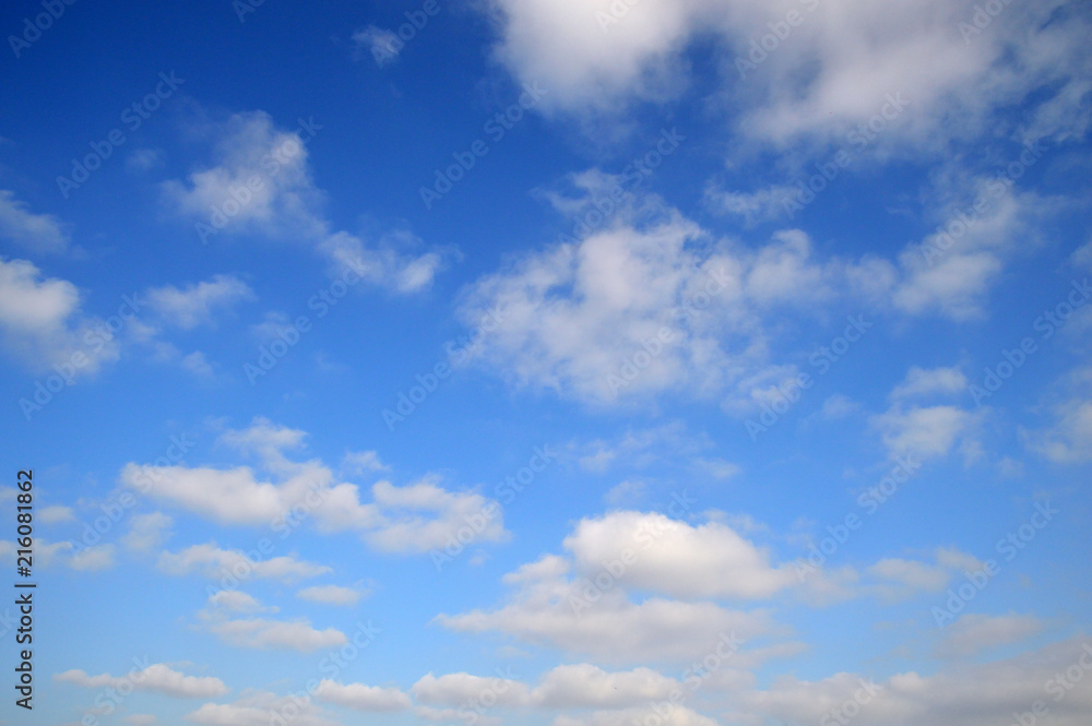 広大な青空にフワフワ浮かぶ雲