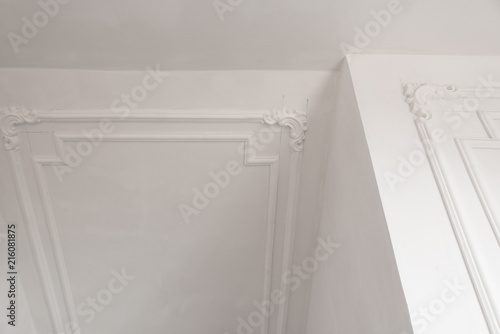 unfinished plaster molding on the ceiling and walls. decorative gypsum finish. plasterboard and painting works
