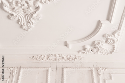 Papier peint unfinished plaster molding on the ceiling