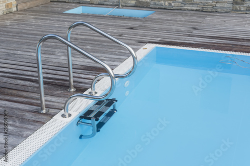 Steps with a handle to the pool.