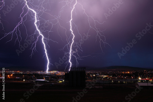 Konstfotografi Direct lightning strikes within city.