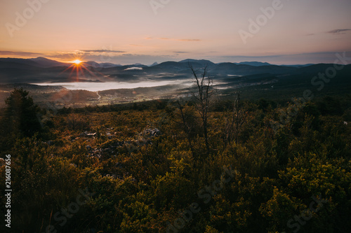 Sonnenaufgang in Südfrankreichs Bergen