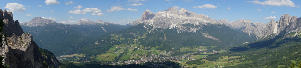 Fototapeta premium Bergpanorama im Sommer: Dolomiten