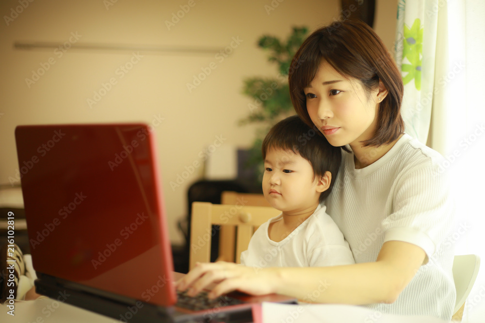 パソコンを使う親子