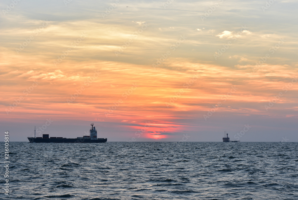 Fototapeta premium At the mid of ocean