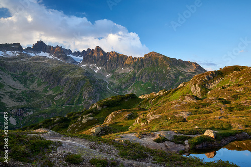 Abendsonne, Bergsee Seebodensee, Blick Richtung Sustenpass, Bergmassiv, Gletscher, Licht und Schatten, Himmel mit Wolken © paulgsell
