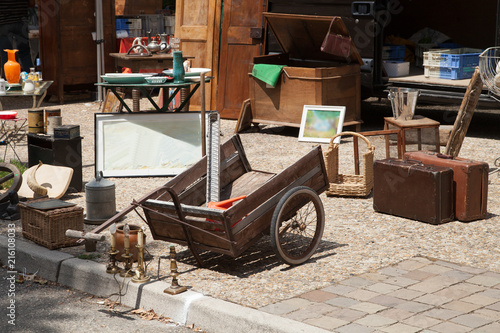 Etalage de brocanteur sur un trottoir photo