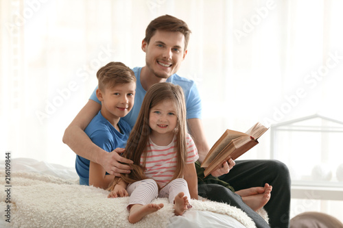 Father and his children rea...