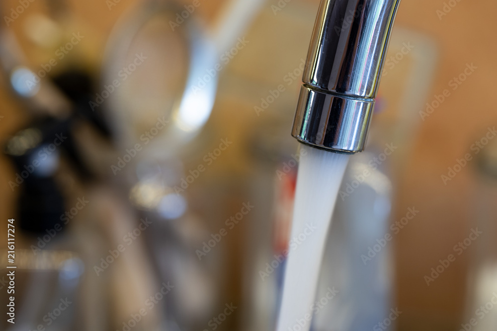 Fließender Wasserhahn in der Küche Fließender Wasserhahn in der Küche